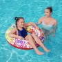 Bestway Schwimmring Summer Swirl mit Mandala-Design im Pool, genutzt von Kind und Erwachsener.