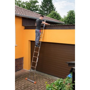 Krause Sibilo Anlegeleiter mit 12 Sprossen im Einsatz an einem Haus.