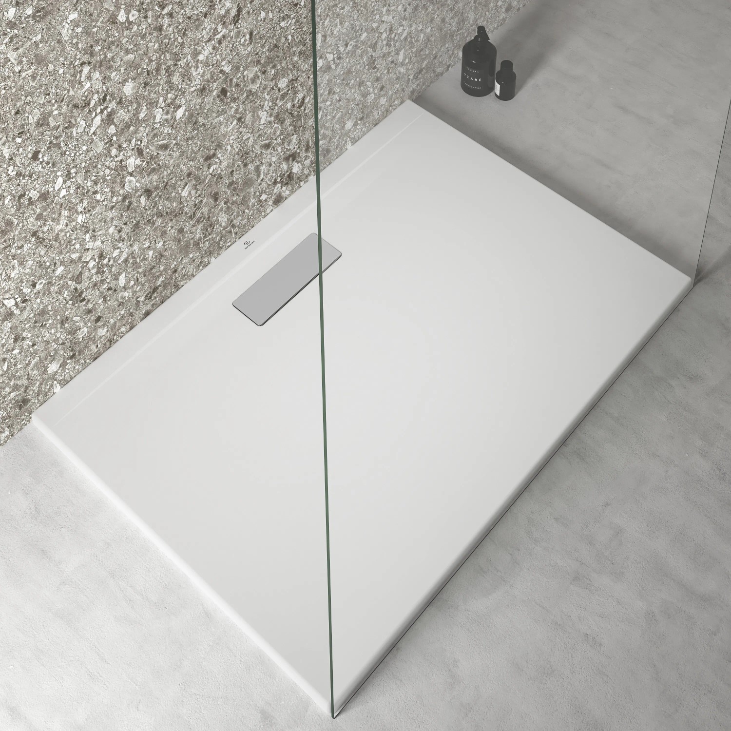 Rechteckige, extraflache Ideal Standard Duschwanne, 100x70 cm, in Weiß. Modernes Bad.