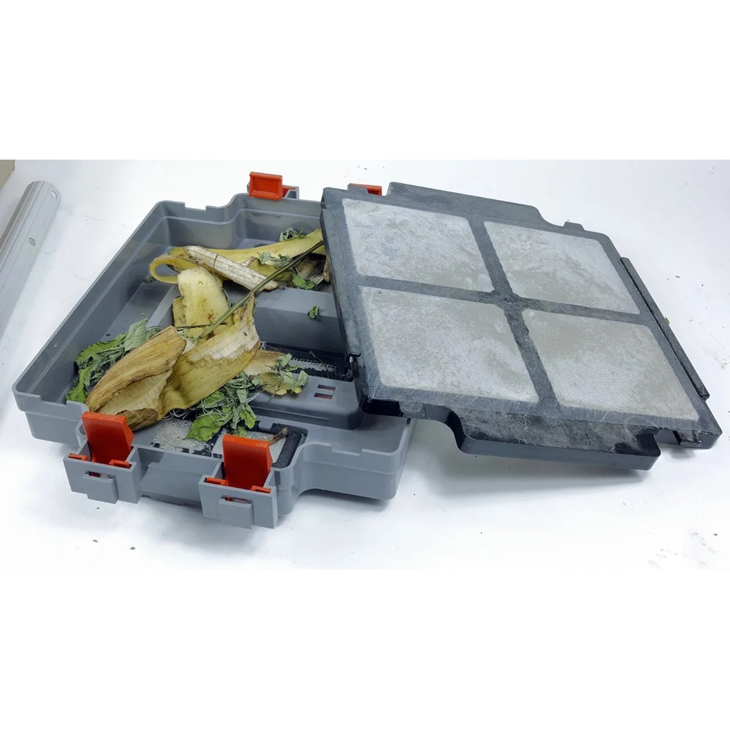 Filterkartusche des Interline Poolroboters Jellyfish 5220 mit Schmutz.