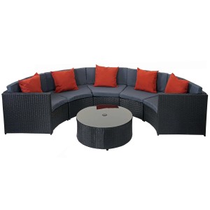 Schwarze Poly-Rattan Lounge-Garnitur mit dunkelgrauen Polstern und terracottafarbenen Kissen.