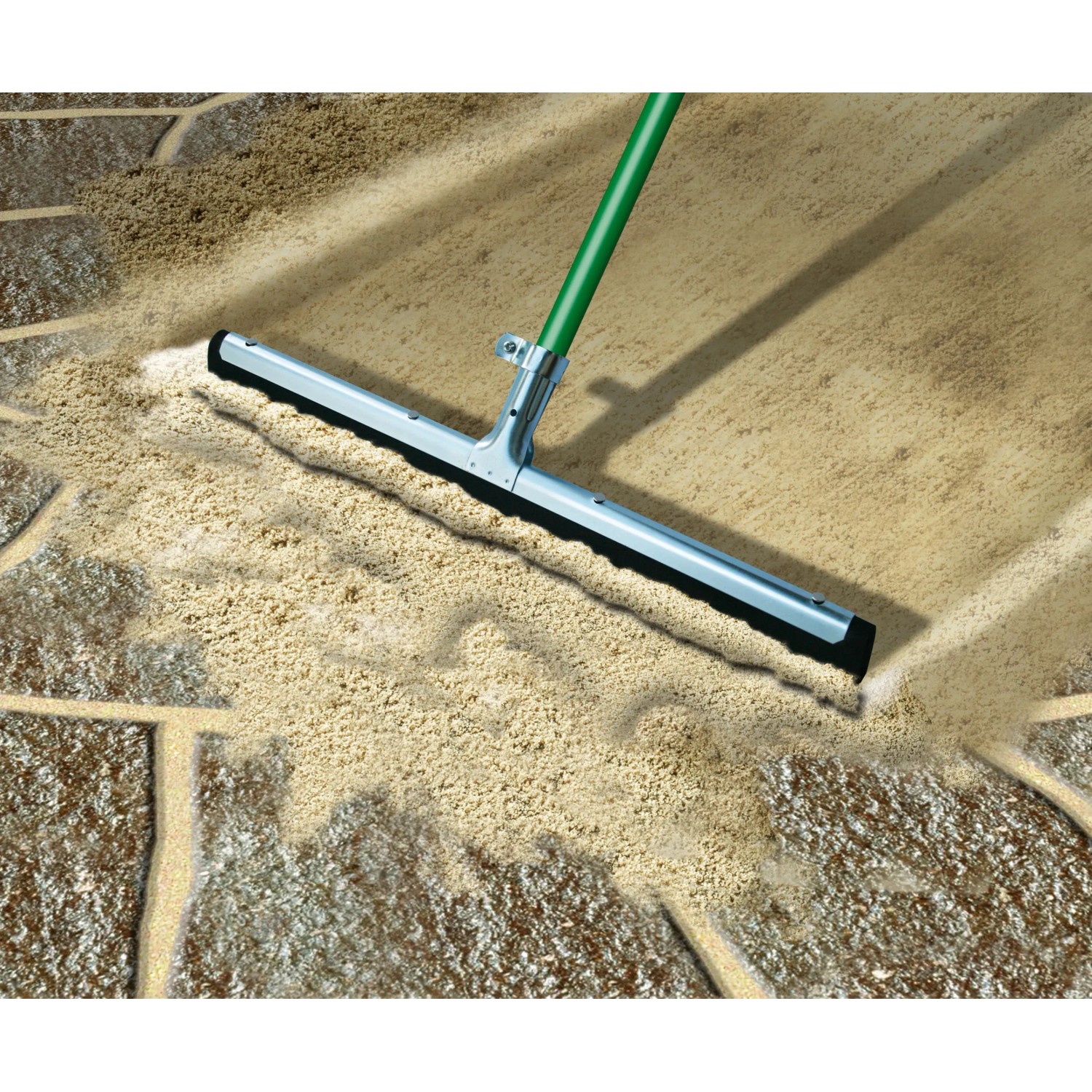 Auftragen von MEM Fix-Fertig-Fugenmörtel Sand auf Pflaster mit Gummischieber.