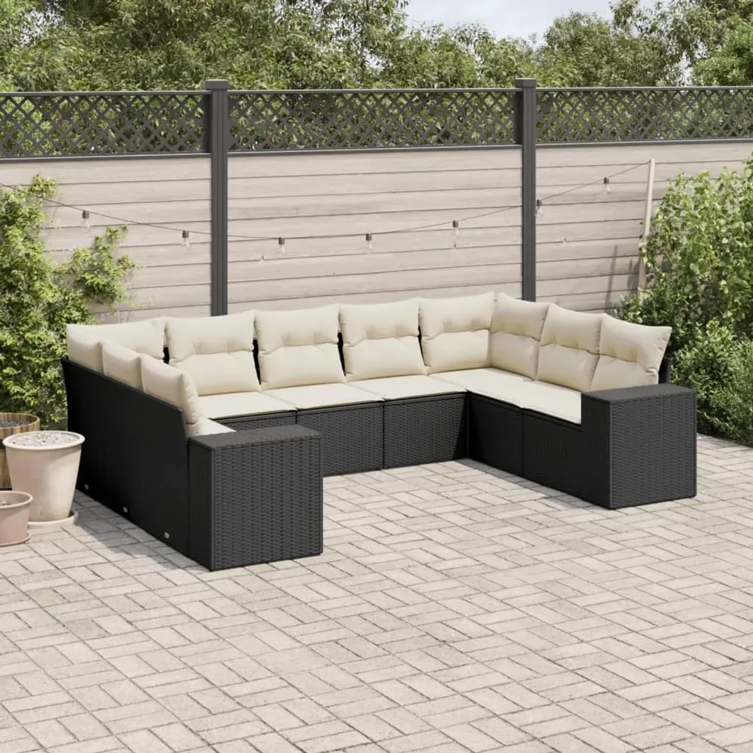 Schwarze 9-tlg. Garten-Sofagarnitur aus Poly Rattan mit cremeweißen Kissen.