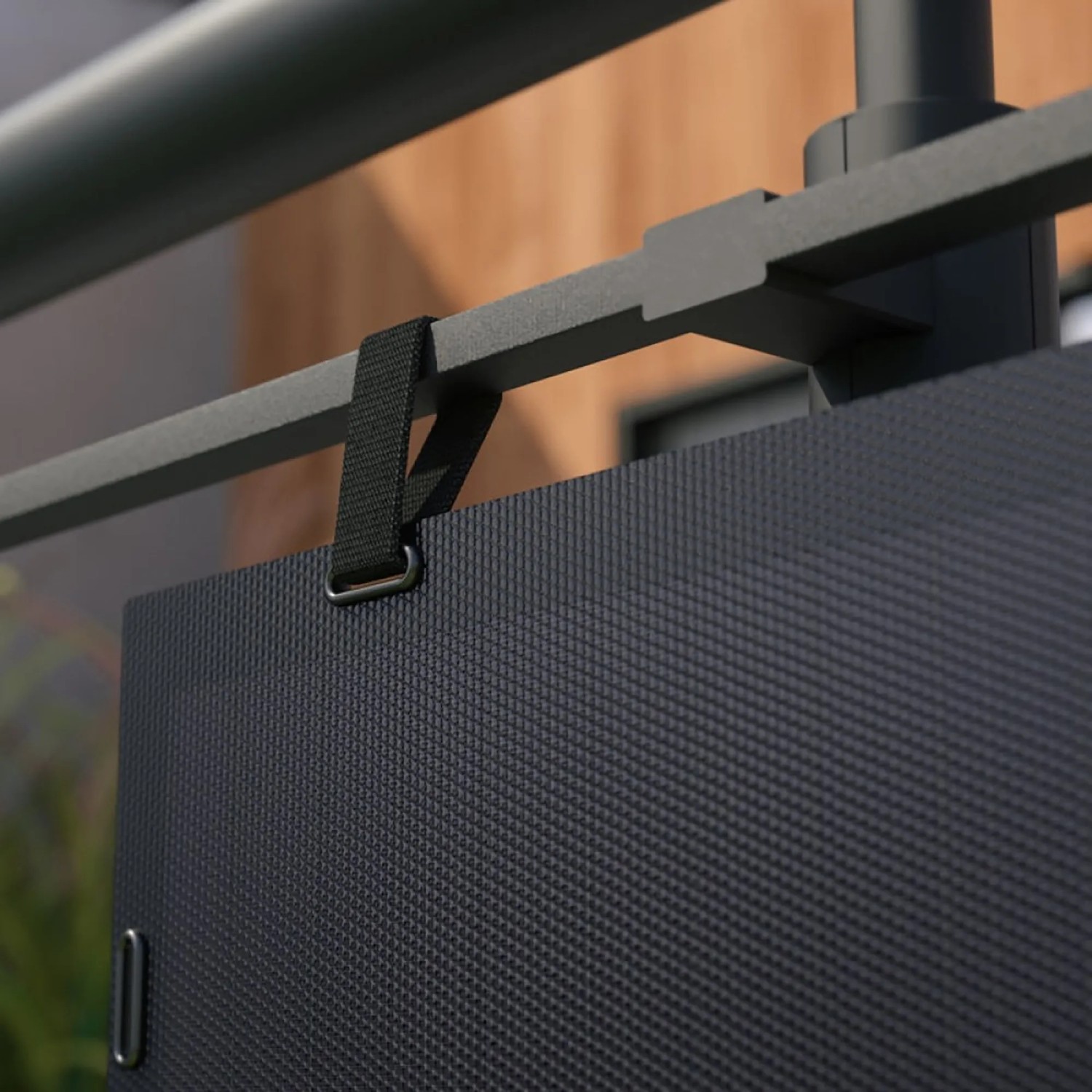 Detailaufnahme: ABSAAR Balkonkraftwerk Solarmodul mit Befestigung am Balkongeländer.