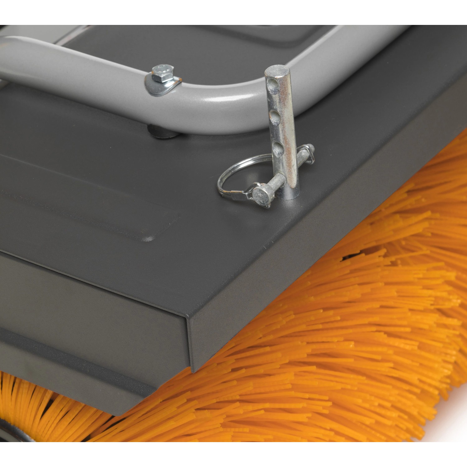 Detailaufnahme der Stiga Kehrmaschine SWS 800 G mit orangefarbener Bürste.