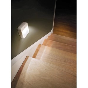 Mr. Beams LED-Nachtlicht MB720, weiß, an Wand neben Treppe. Bewegungsmelder aktiviert.
