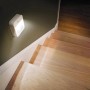 Mr. Beams LED-Nachtlicht MB720, weiß, an Wand neben Treppe. Bewegungsmelder aktiviert.