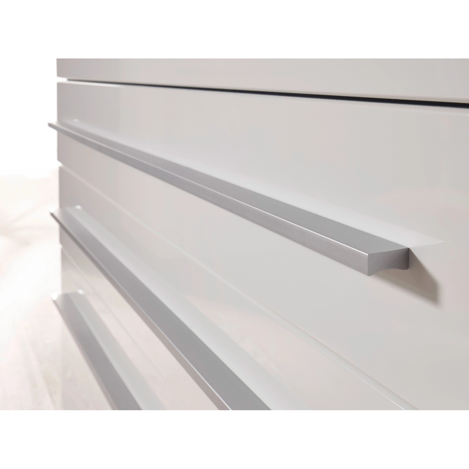 Detailansicht: Graue Hochglanzfronten mit silberfarbenen Griffen der Respekta Inselküche Gabriel.