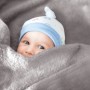 Baby in hellgrauer Bestlivings Mikrofaser Babydecke (70x100 cm) mit Mütze.