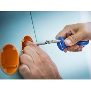 Anwendung des LUX Kabelstrippers Comfort zum Abisolieren eines Kabels.