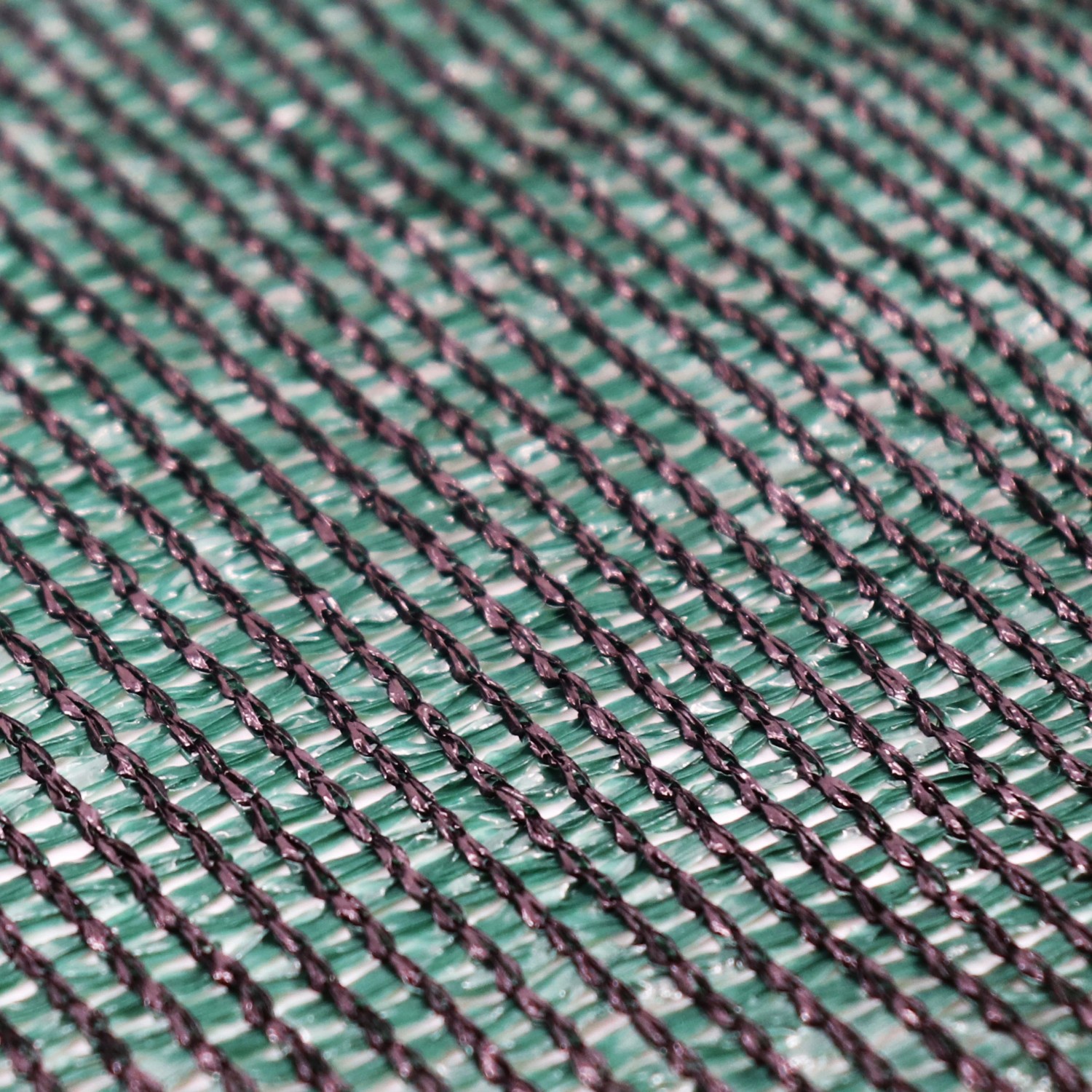 Detailaufnahme des grünen Aquagart Maulwurfnetzes (150g, 2m breit) als Baufolie.