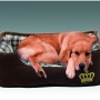Hund liegt entspannt im braunen Heimtierbett "Krone" mit kariertem Innenmuster und goldener Krone.