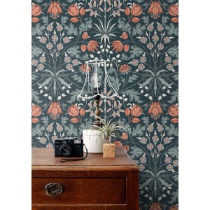 ESTAhome Vliestapete mit dunkelblauem Jugendstil-Blumenmuster und terrakottafarbenen Blüten. Dekorative Tapete für stilvolle Räume.