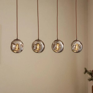 Moderne Lindby Valentina Pendelleuchte mit 4 runden Glas-Schirmen in Alu-Optik für Wohn- & Esszimmer.