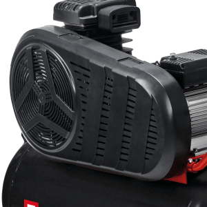 Detailansicht des schwarzen Keilriemenschutzes am Einhell Kompressor TC-AC 430/90/10. Robuste, gerippte Abdeckung.