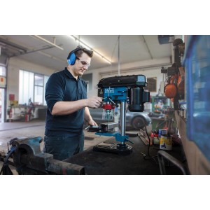 Scheppach Tischbohrmaschine DP16VLS in Aktion: Präzises Bohren mit Laser in Werkstatt.