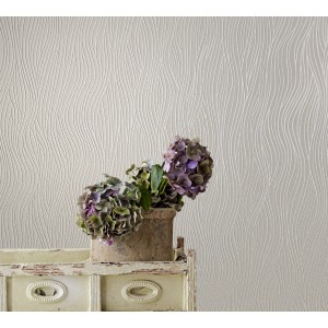 Beige Vliestapete mit modernem Streifenmuster von Marburg, geeignet für Wohn- und Schlafzimmer.