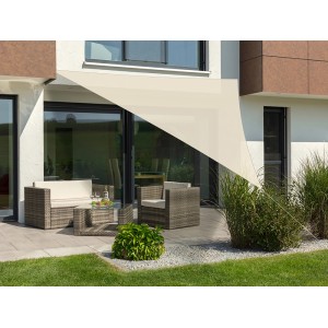 Naturfarbenes Schneider Sonnensegel Teneriffa (500x500x500 cm) über einer Terrassensitzgruppe.