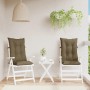 Zwei melange taupe Hochlehner-Auflagen auf weißen Gartenstühlen. Komfortable Sitzkissen aus Stoff für Gartenmöbel.