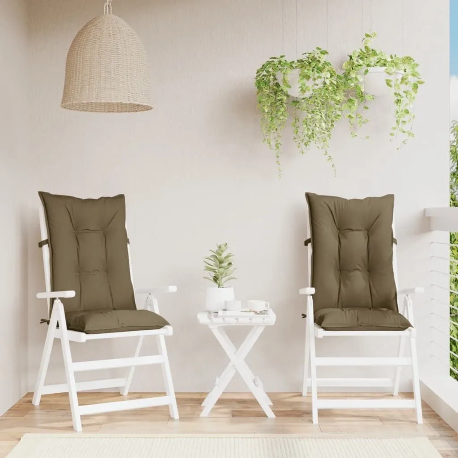 Zwei melange taupe Hochlehner-Auflagen auf weißen Gartenstühlen. Komfortable Sitzkissen aus Stoff für Gartenmöbel.