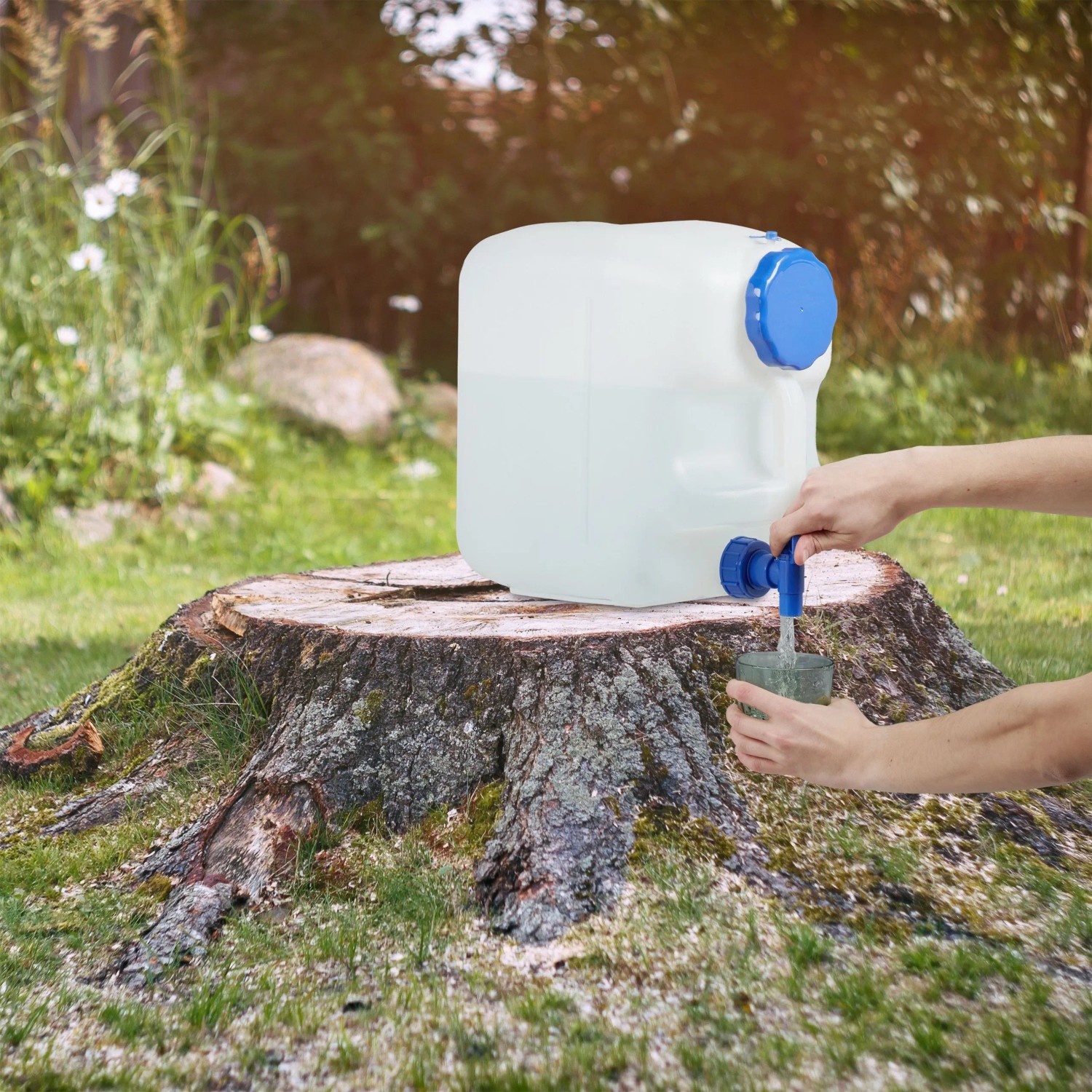 Weißer Relaxdays Wasserkanister (18L) mit blauem Hahn zum Abfüllen von Wasser beim Camping.