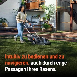 Frau nutzt Husqvarna Aspire Akku-Rasenmäher LC34-P4A im Garten. Kompaktes Design, hohe Manövrierbarkeit.