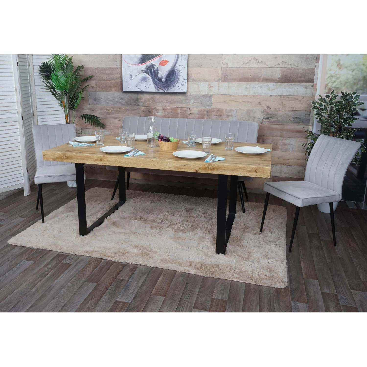 MCW Esszimmer-Set K16, 3-teilig, hellgrau: Tisch, Bank und 2 Stühle mit Samtbezug und schwarzen Metallfüßen.