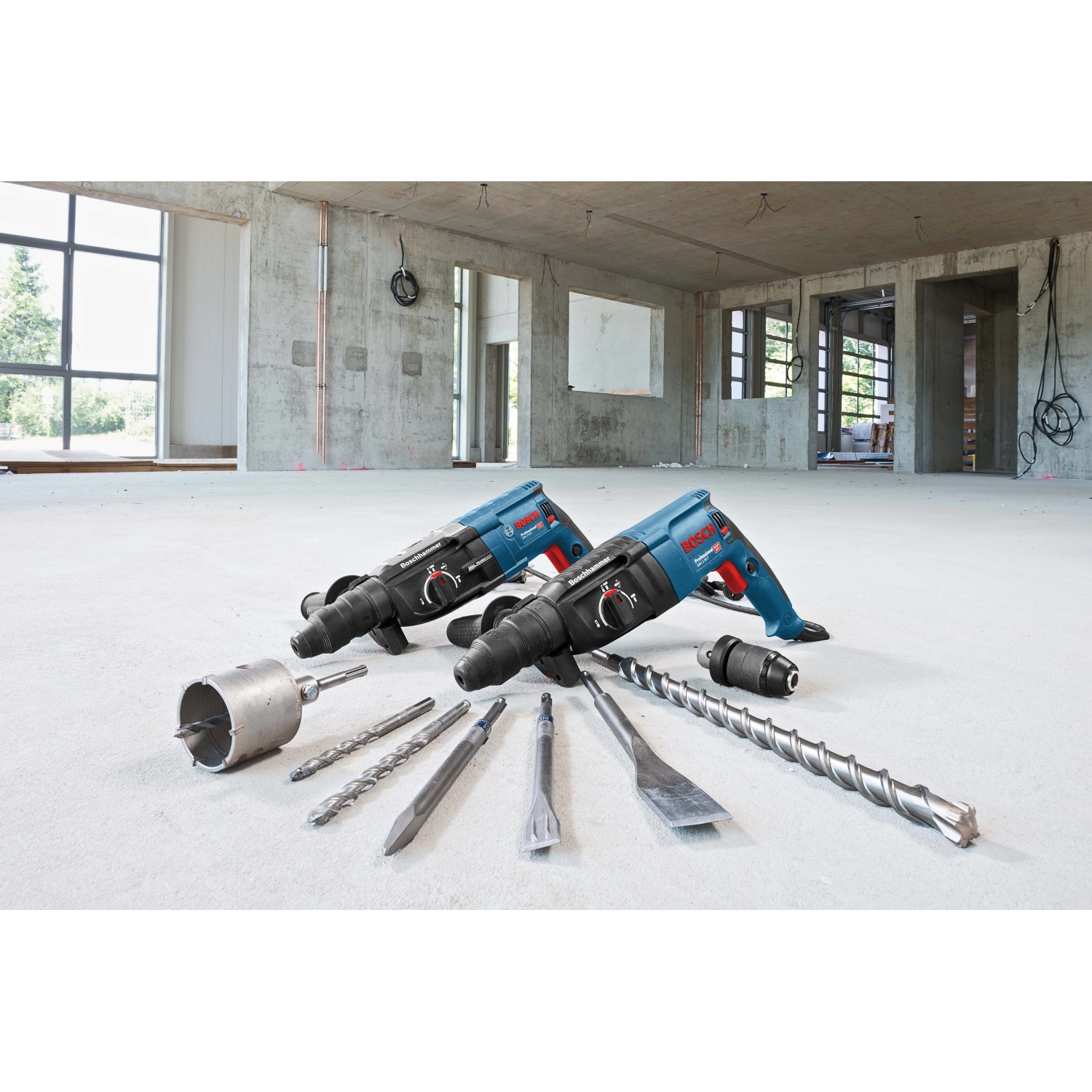 Bosch Endurance Lochsäge mit Randversenker und Zubehör wie Bohrer und Meißel.