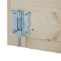 Detailaufnahme: Silberner Riegel an Holztür des Bertilo Gartenhauses Osterbek.