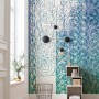 Komar Vlies Fototapete Art Nouveau Bleu, 250x280cm, florales Muster in Blau- und Grüntönen.