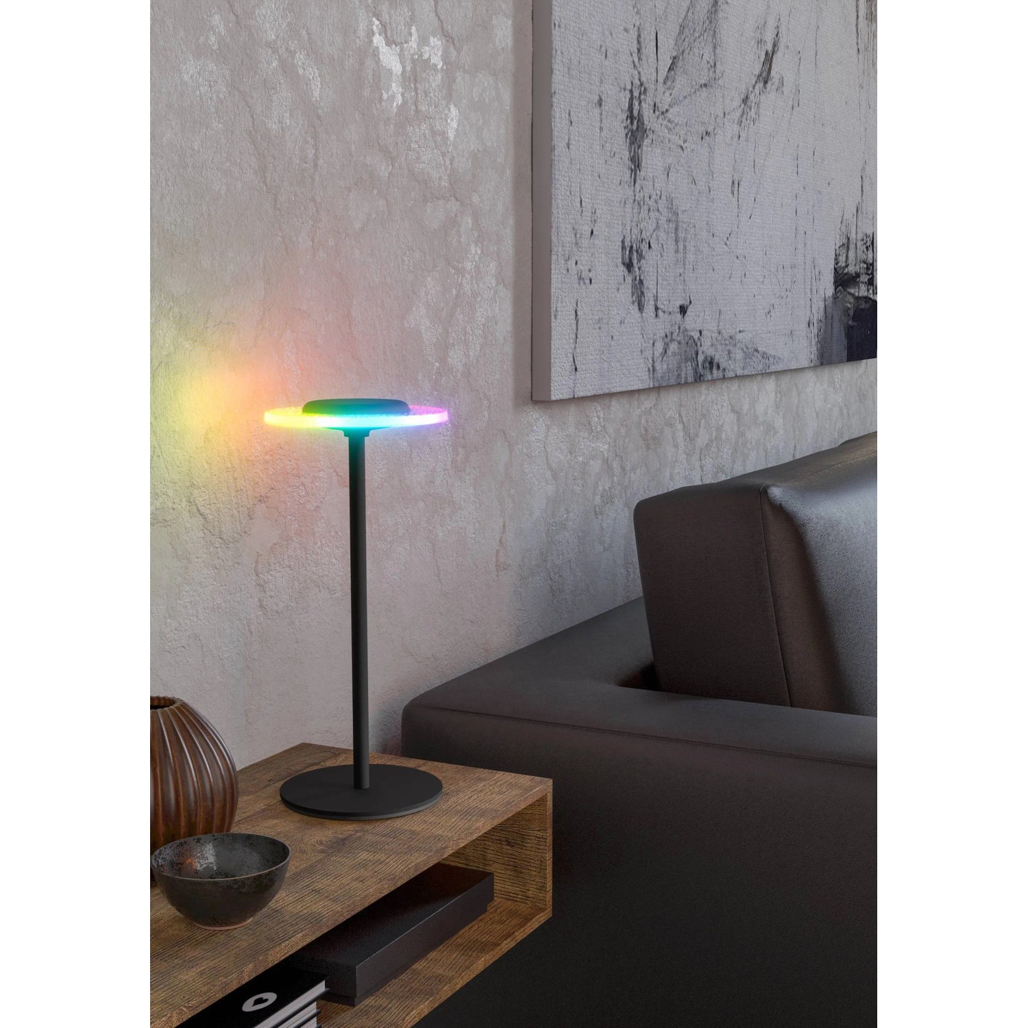 Schwarze EGLO LED Akku Tischleuchte TREPELLA mit RGB-Funktion auf einem Nachttisch.