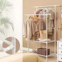 Weißer Songmics Kleiderständer mit 2 Ablagen und Kleidung. Ideal für Schlafzimmer und Flur.