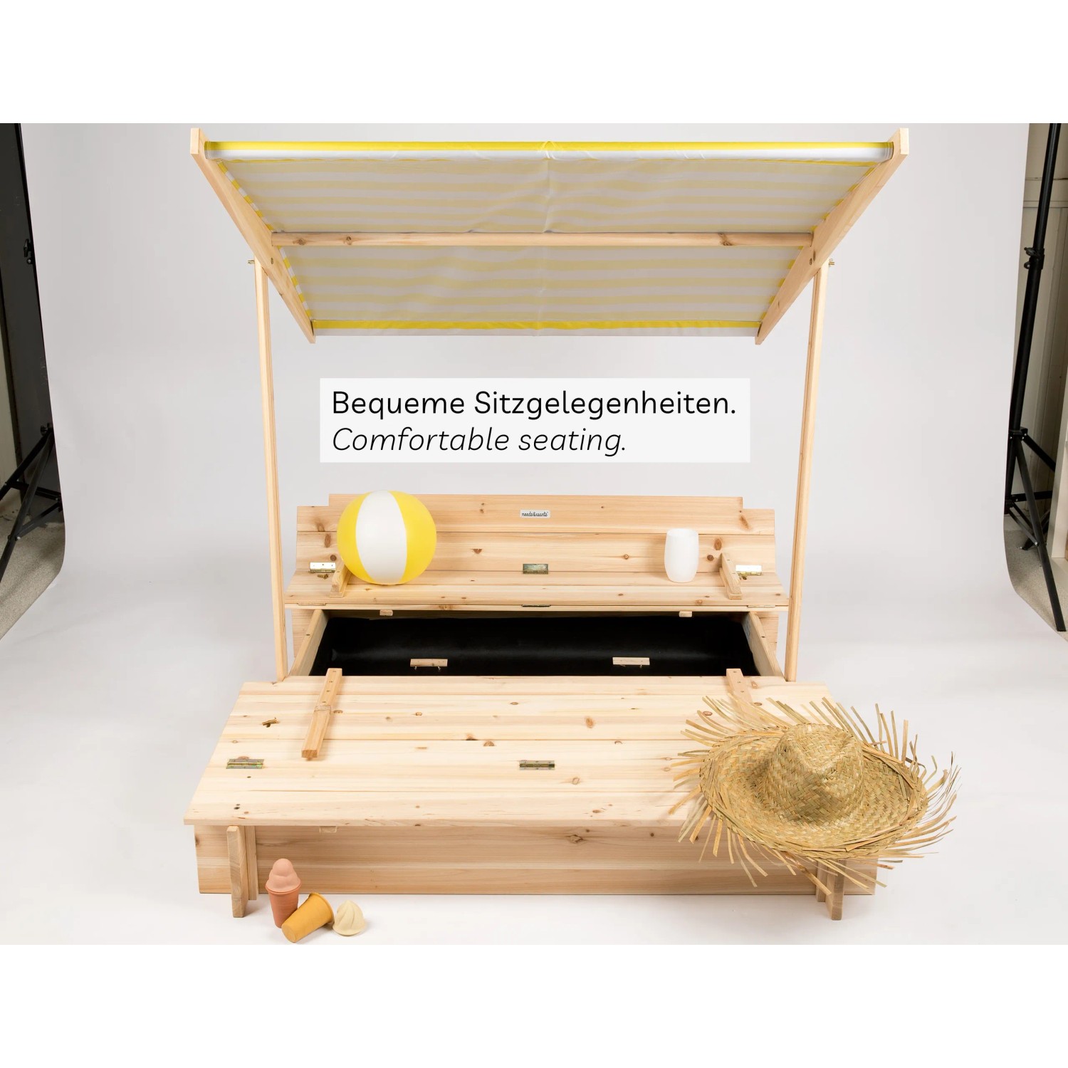 Holz Sandkasten mit Dach und Bänken Sunplaya3 von needs&wants. Kindersandkasten mit Sonnenschutz.