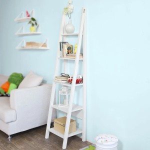Weißes SoBuy Leiterregal/Bücherregal mit fünf Ablageflächen im Wohnzimmer.