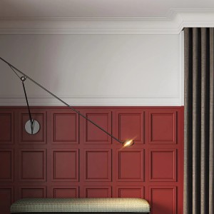 Weiße PROFHOME Zierleiste als Kantenschutz-Profil an Wand mit Paneelen und Lampe.