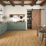 Helle Küche mit braunem Egger NatureSense Aqua Laminatboden in Holzoptik.