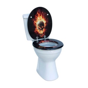 Schwarzer WC Sitz mit Absenkautomatik, Totenkopf-Motiv mit Flammen auf Deckel und Sitz.