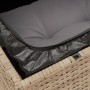 Detailaufnahme: Beige Poly Rattan Gartenmöbel mit wasserfestem Beutel und hellgrauem Kissen.