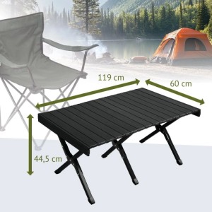 Schwarzer Jawinio Campingtisch aus Aluminium, klappbar, mit Maßen 119x60x44,5 cm, vor Campingkulisse.