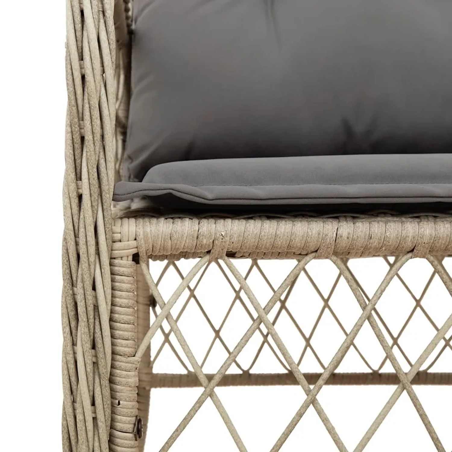 Detailansicht: Gartenstuhl aus Rattan mit grauem Kissen, Teil der 7-tlg. Essgruppe.