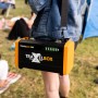 Cross Tools Travelbox 500 Power Station mit Tragegurt, ideal für Camping und Outdoor-Aktivitäten.