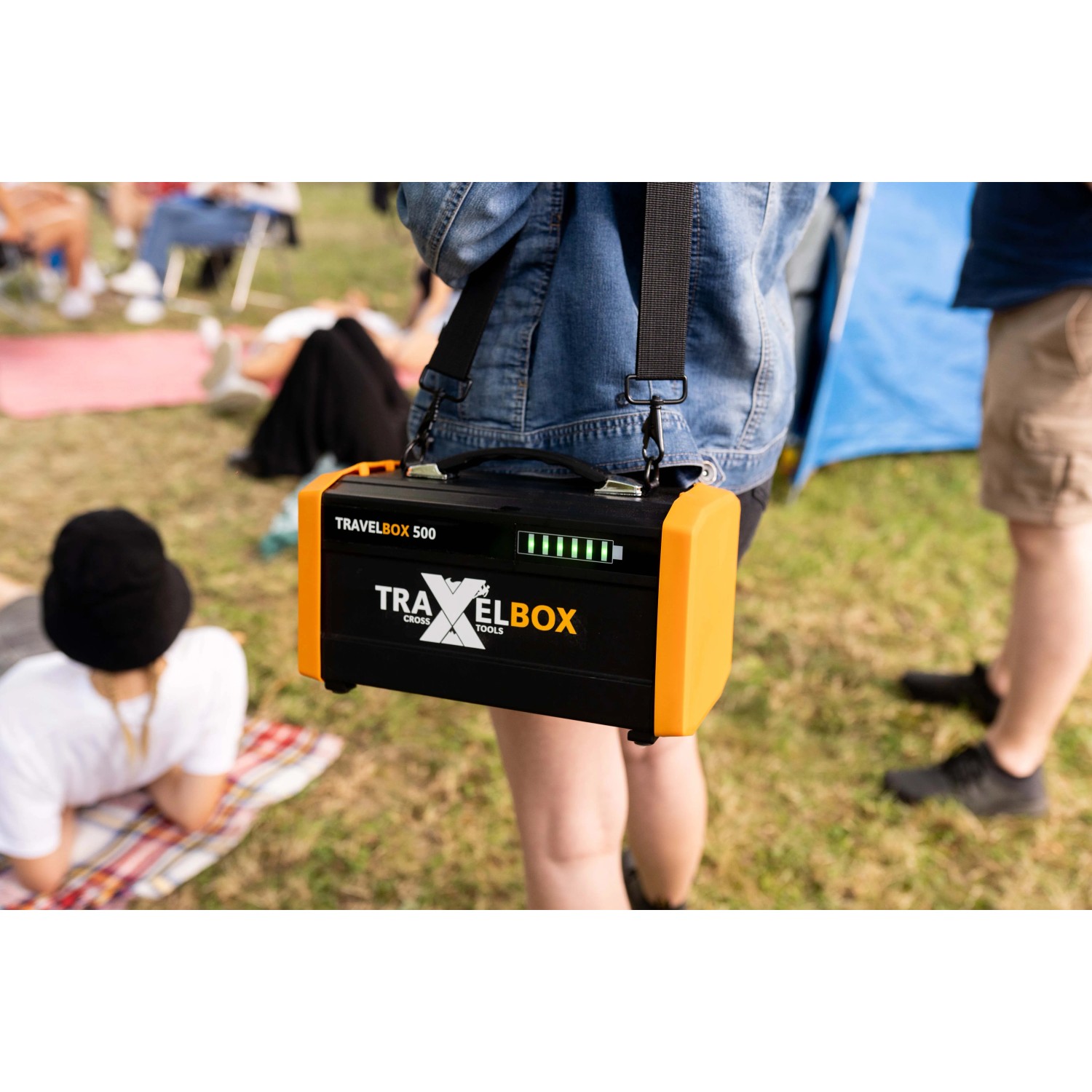 Cross Tools Travelbox 500 Power Station mit Tragegurt, ideal für Camping und Outdoor-Aktivitäten.