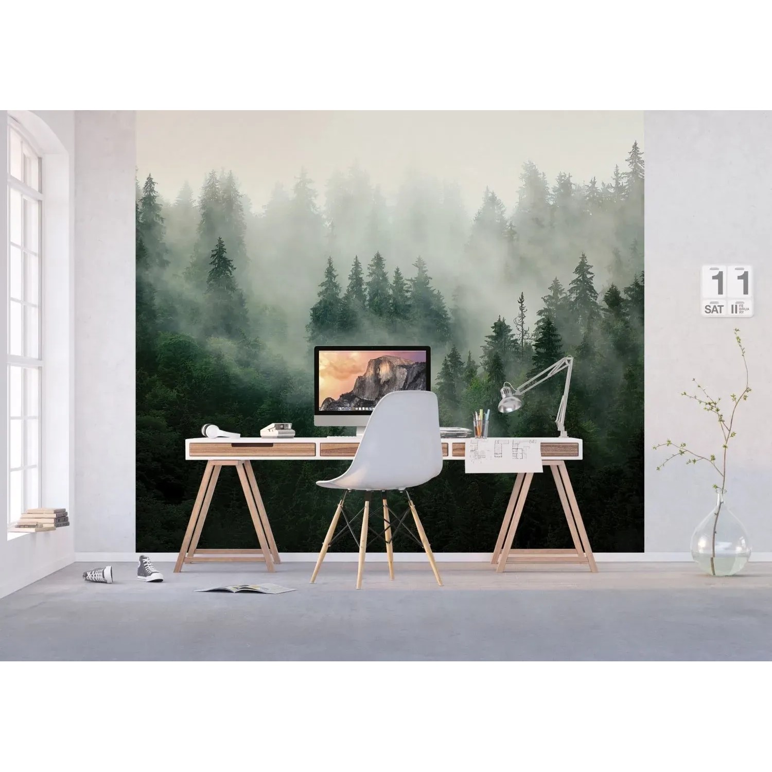 Fototapete Berglandschaft mit Bäumen in Grün von Sanders & Sanders, angebracht im Arbeitszimmer.