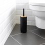 Schwarze WENKO WC-Garnitur Rotello mit Bambusdeckel neben Toilette.