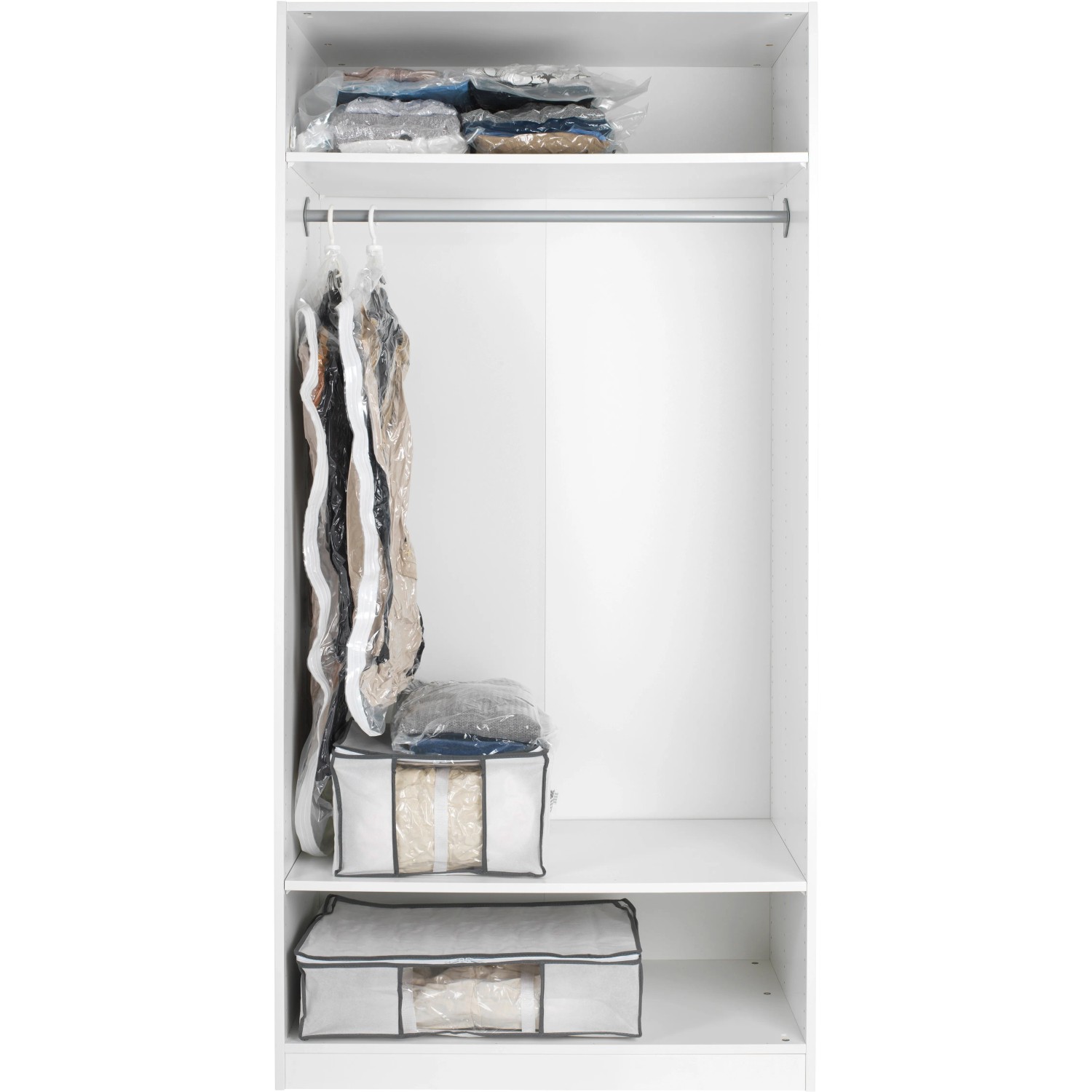 Wenko Vakuum Soft Box L, weiße Textilboxen und Vakuumbeutel im Kleiderschrank zur Aufbewahrung.