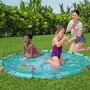 Bestway Wassermatte Underwater Ø 165 cm mit spielenden Kindern und Wasserfontänen im Garten.
