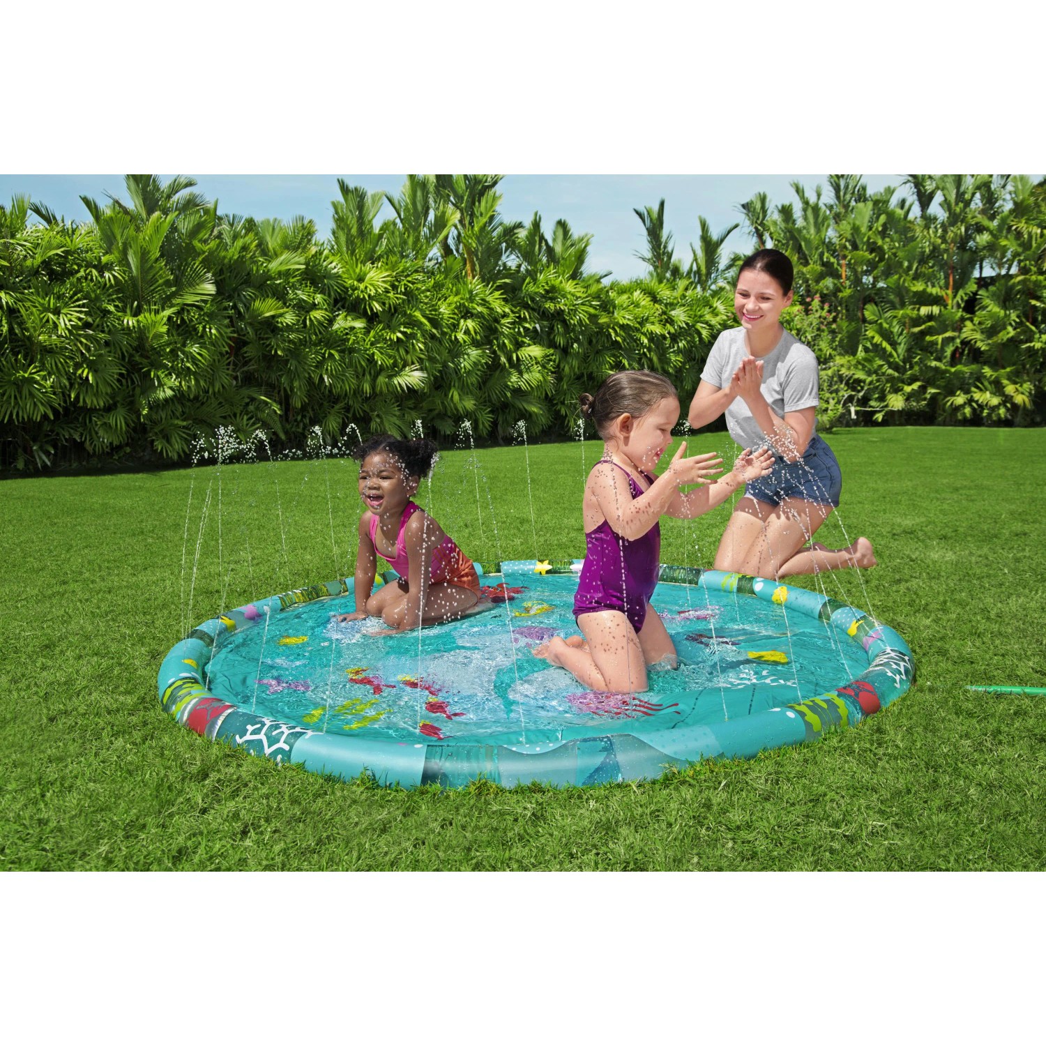 Bestway Wassermatte Underwater Ø 165 cm mit spielenden Kindern und Wasserfontänen im Garten.