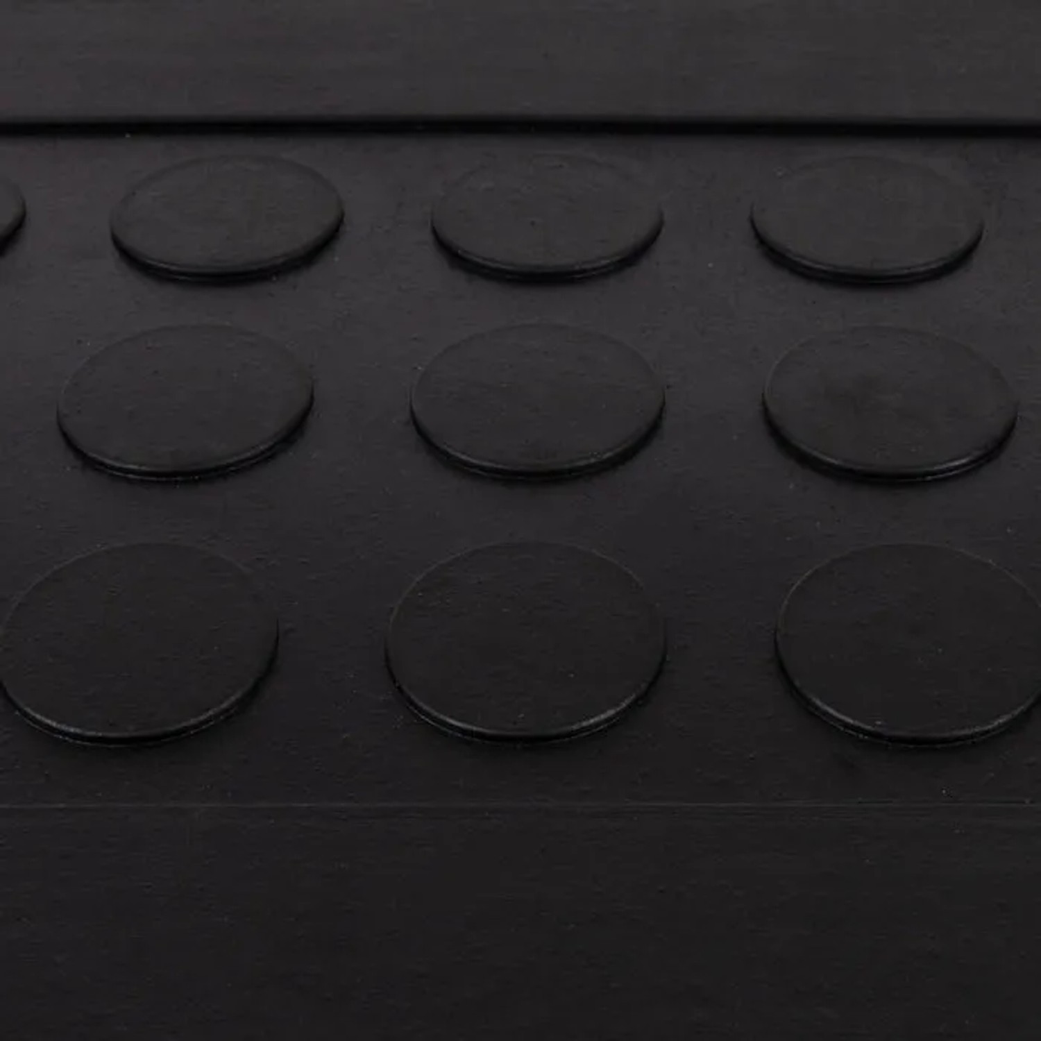 Schwarze Karat Gummi Stufenmatte Coin, Antirutschmatte für Außen, 25x75 cm, mit Noppen.