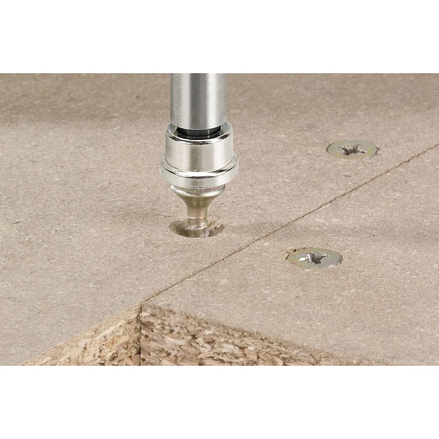 wolfcraft Bit-Set mit Tiefenanschlag beim Verschrauben in Holzwerkstoffplatte.