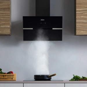 Schwarze CIARRA Kopffrei Dunstabzugshaube (60cm) mit Dampf beim Kochen.